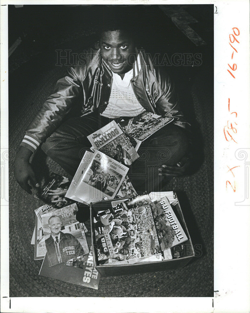 1992 Press Photo Hernando High&#39;s Jerome Brown shows literature from recruiters. - Historic Images