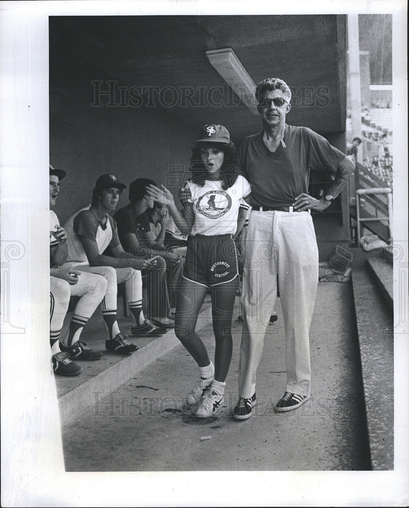 1978 Press Photo Linda Kay strolls with Cards trainer Jack Boag. - Historic Images