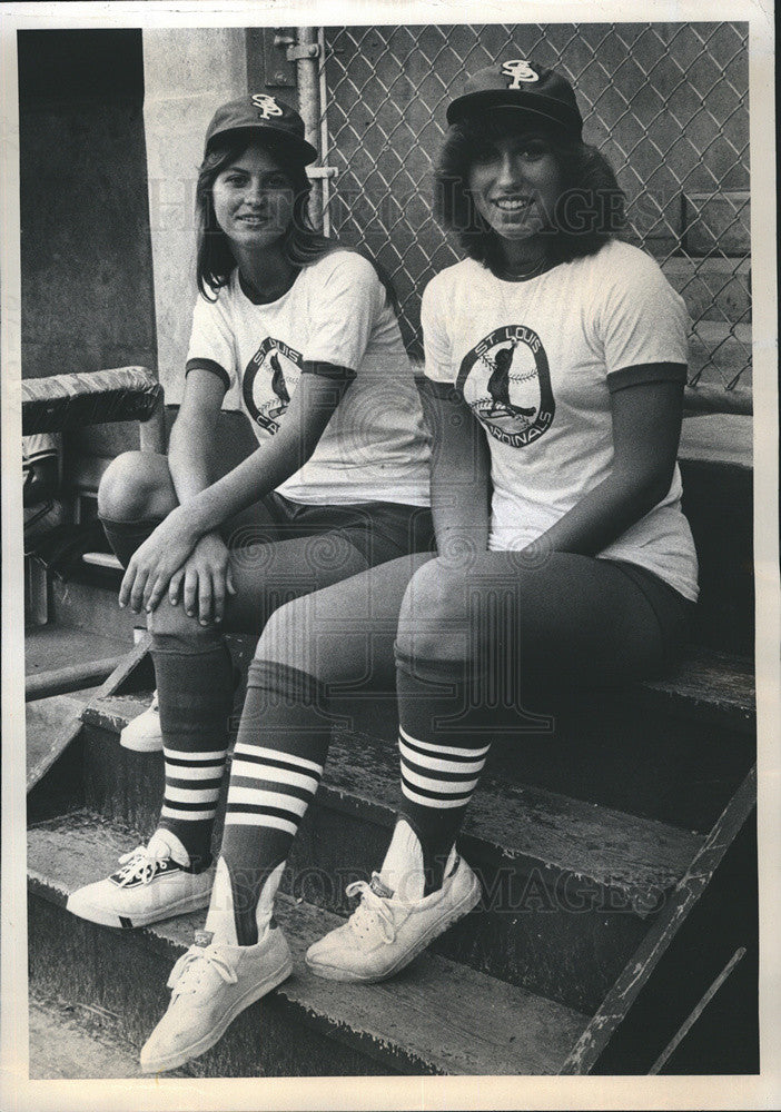 1977 Press Photo Linda Dohnal and Mary Carver batgirls. - Historic Images