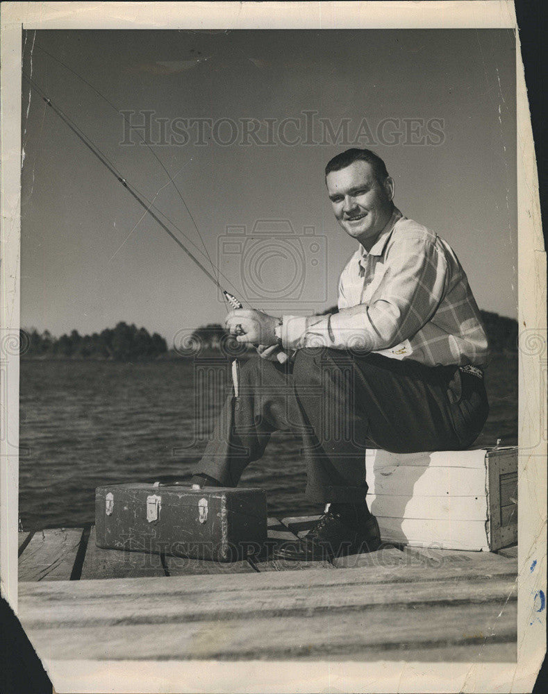 Press Photo Fisherman Johnny Mize Fishing On Dock - Historic Images