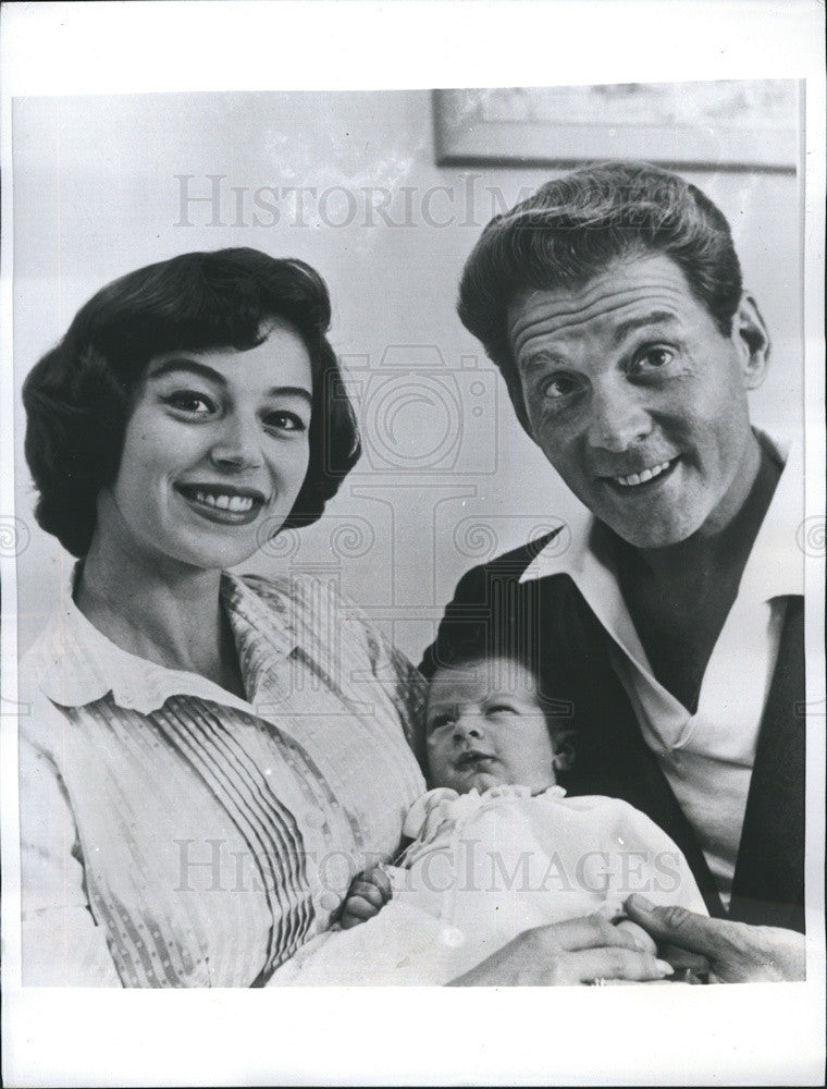 1957 Press Photo Actors Jean Pierre Aumont &amp; Marisa Pavan &amp; Newborn Son Hospital - Historic Images