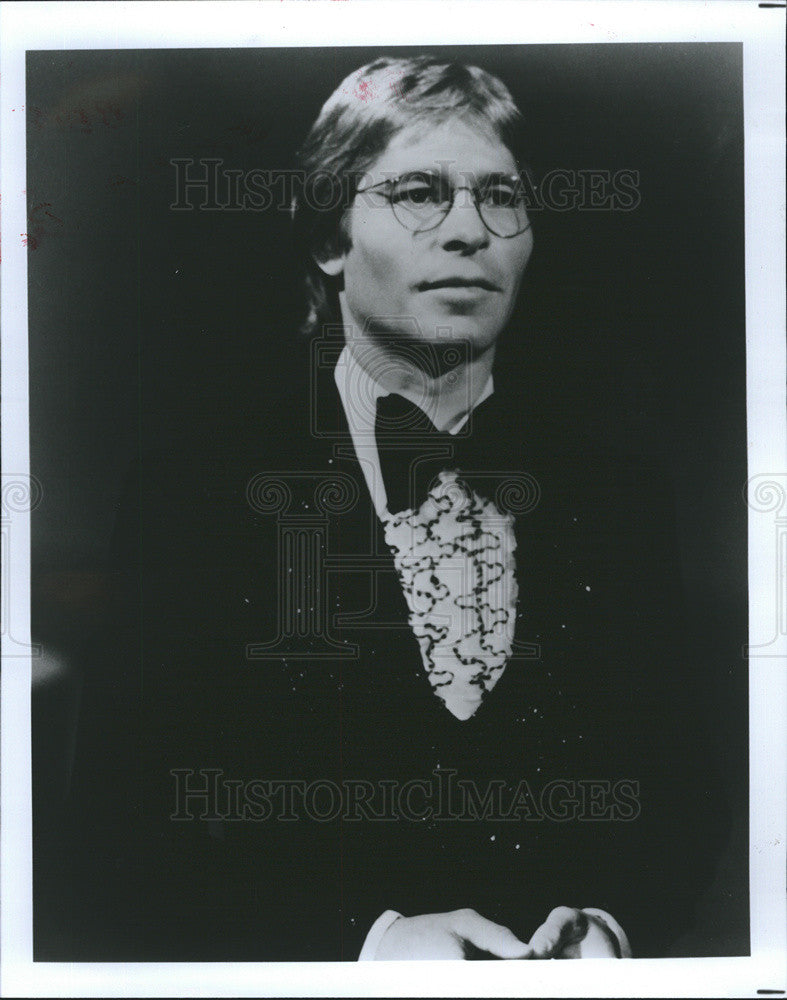 1979 Press Photo John Denver The The Ladies Special Host Denver In Tuxedo - Historic Images