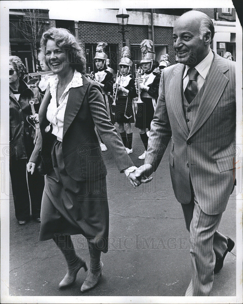 1978 Press Photo Kathleen Sullivan Journalist Husband Joseph Alioto Parade - Historic Images