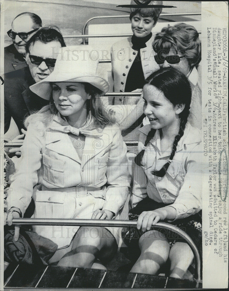 1969 Press Photo Actor Richard Burton Daughter Kate Riding Small World Ride - Historic Images