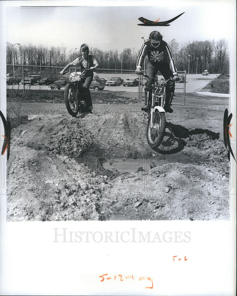 1976 Press Photo Teenagers Riding Motorbikes Dirt Track Detroit - Historic Images