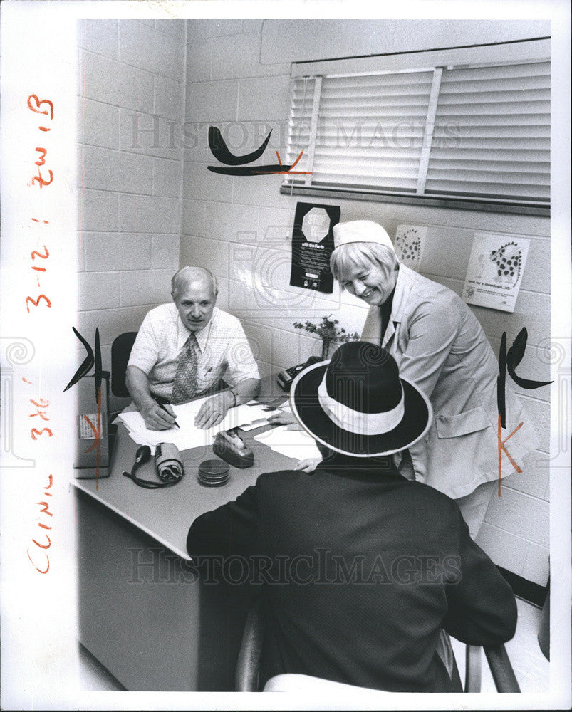 1973 Press Photo Dr. Charles Truscon of Wayne County talks venereal diseases - Historic Images