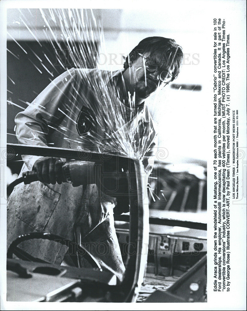 1980 Press Photo Ford Mustang windshield manufacturing - Historic Images