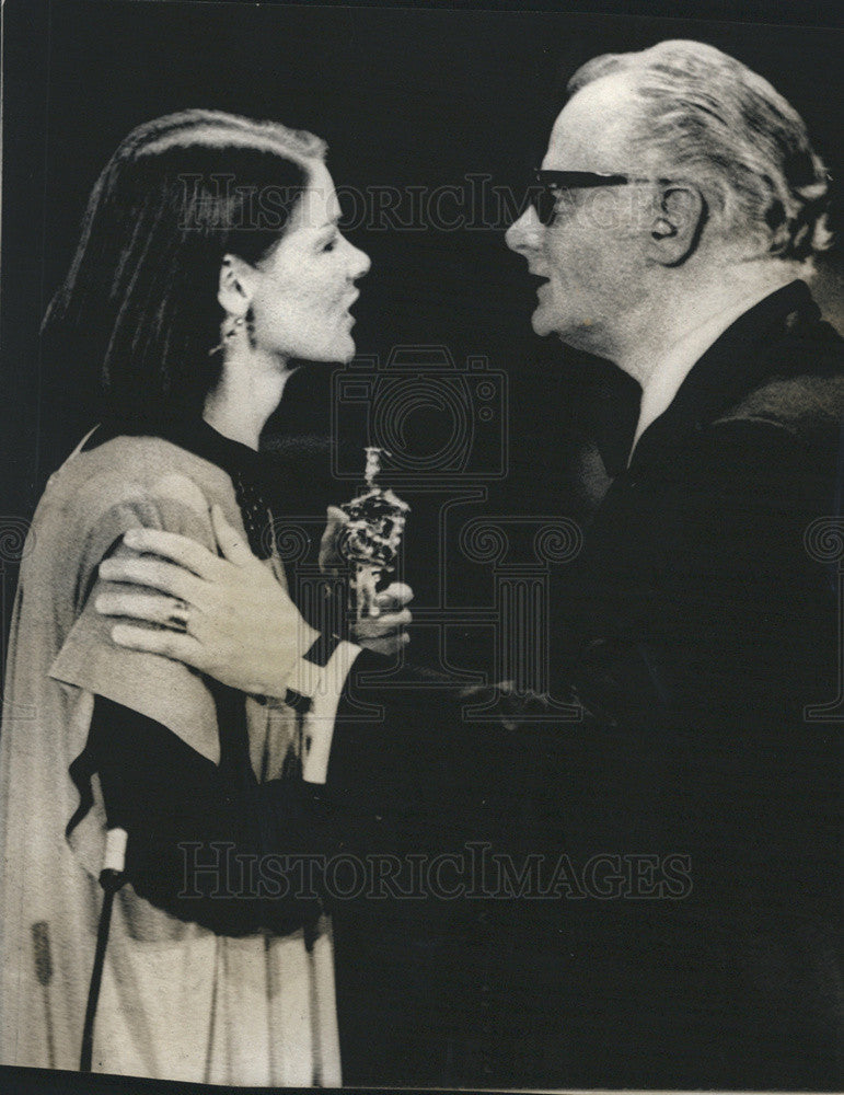 Press Photo Veteran Art Carney with Actress Glenda Jackson - Historic Images