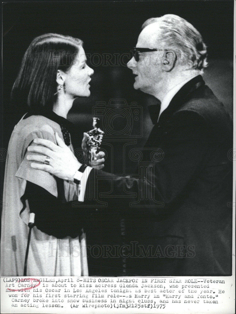 1975 Press Photo Veteran Art Carney with actress Glenda Jackson - Historic Images