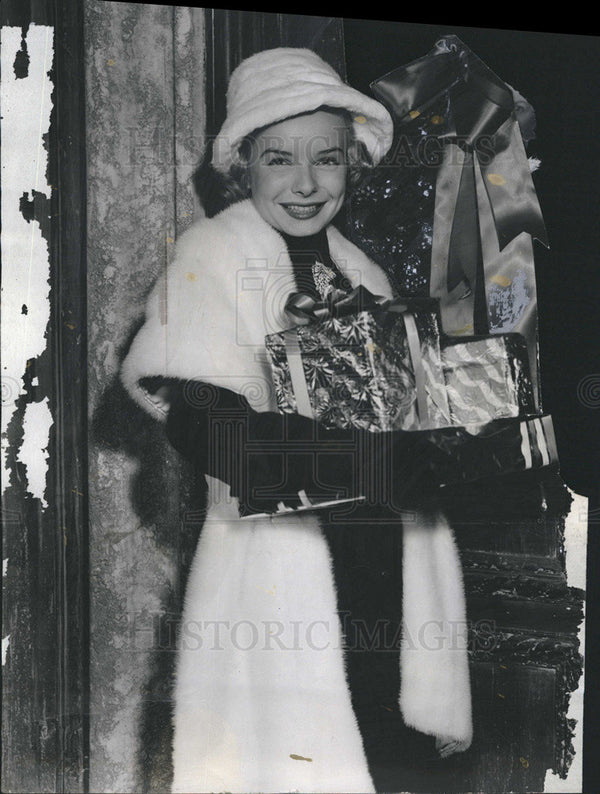 1956 Press Photo Actress Diana Lynn Holding Wrapped Christmas Presents ...