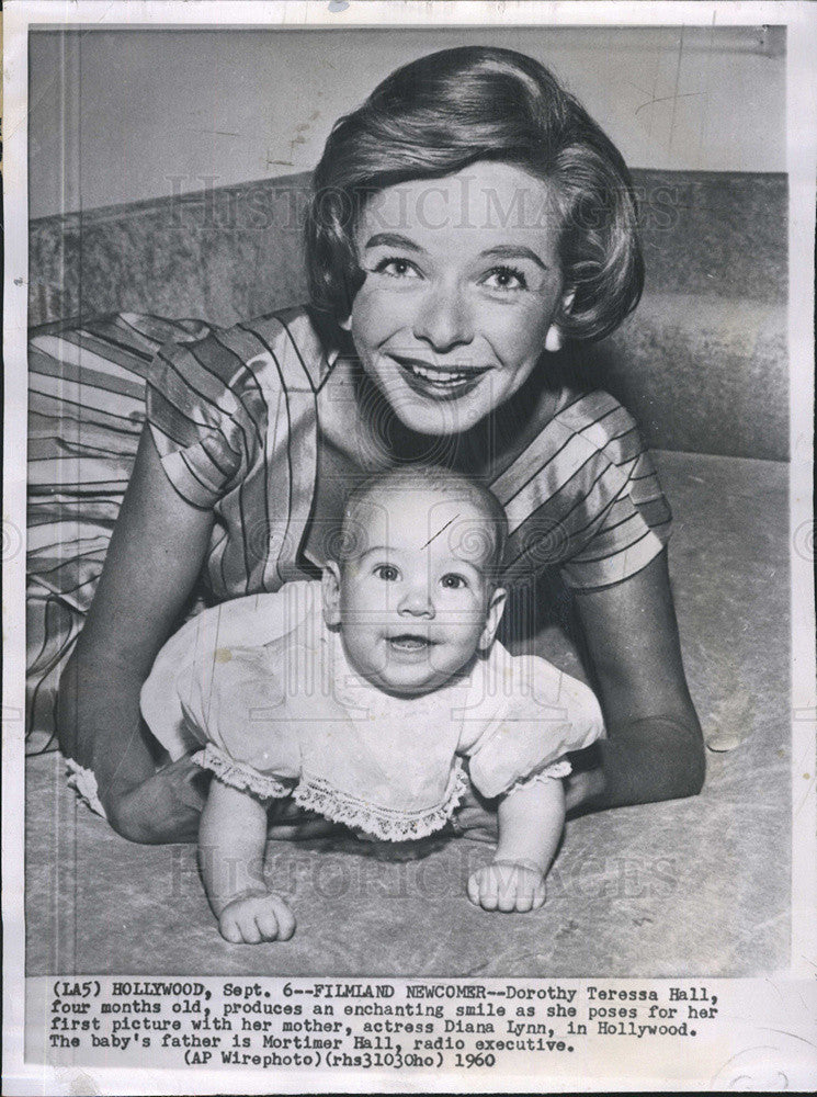 1960 Press Photo Actress Diana Lynn With Daughter Dorothy Hall Hollywood Home - Historic Images