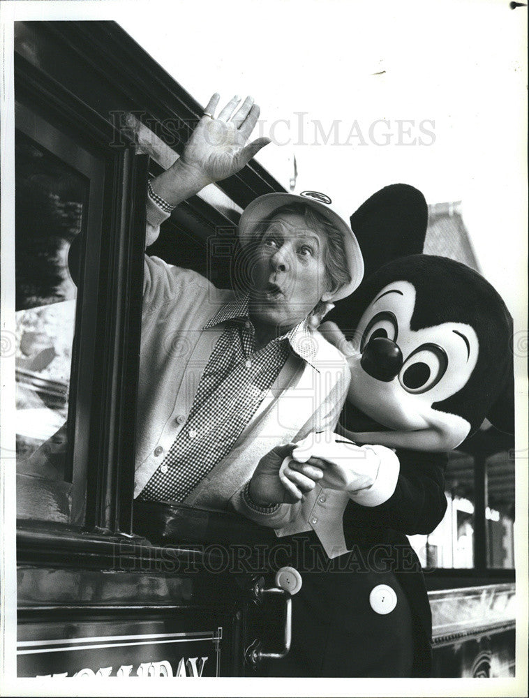 1980 Press Photo Disneyland 25th Anniversary Host Danny Kaye Train Mickey Mouse - Historic Images