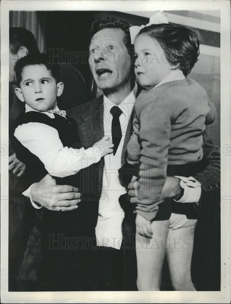 1956 Press Photo Film Actor Danny Kaye Holding Italian Children Charity Work - Historic Images