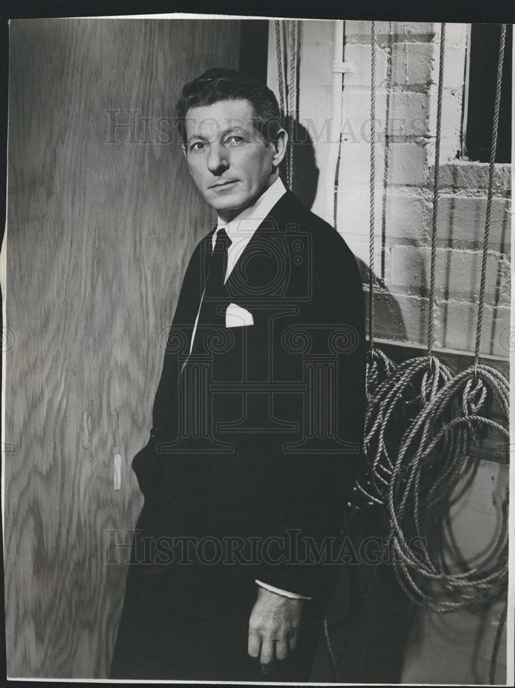 1960 Press Photo Danny Kaye taking a break from rehersals - Historic Images