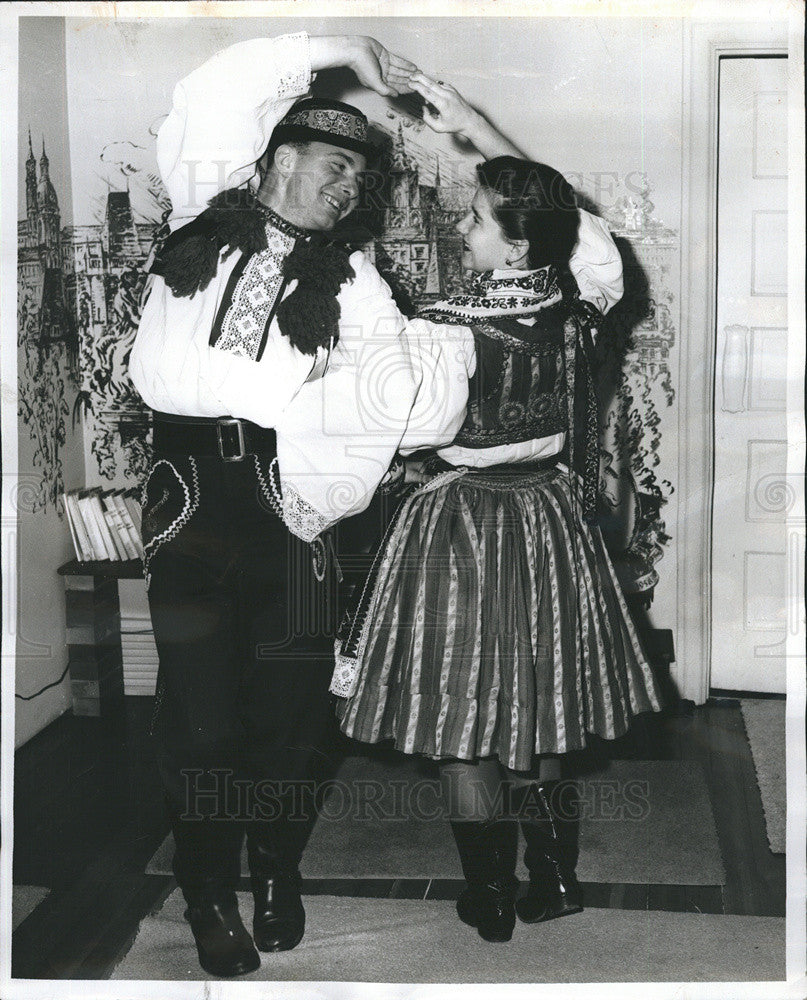 1959 Press Photo Iva Fric And Hans Orth Perform Czechoslovakian Folk Dance - Historic Images