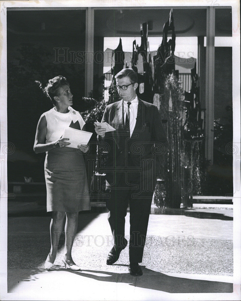 1967 Press Photo Marty Camp and Jim French, discuss radio-TV event in Playhouse. - Historic Images