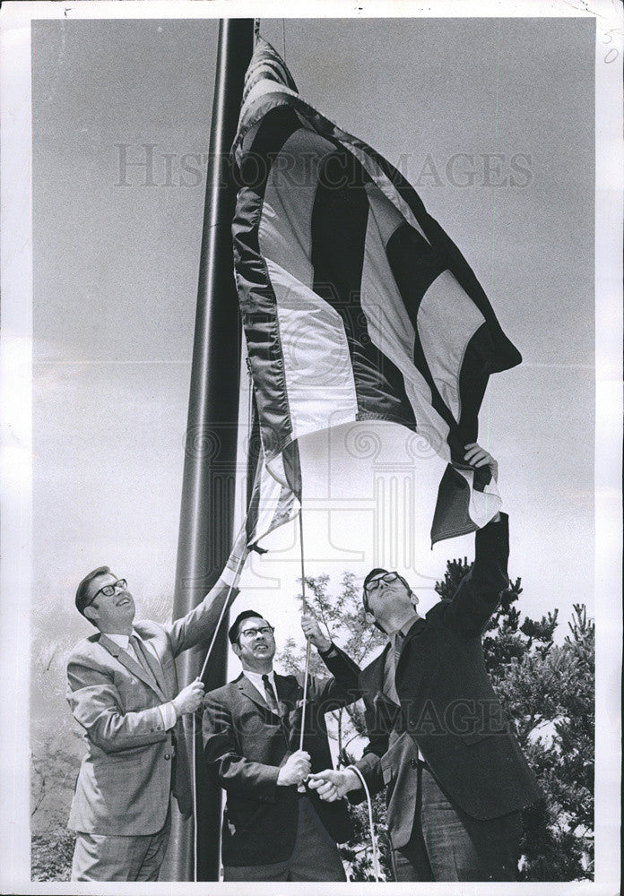 1969 Press Photo Jim French And Two Other Men Raise American Flag On Flag Pole - Historic Images