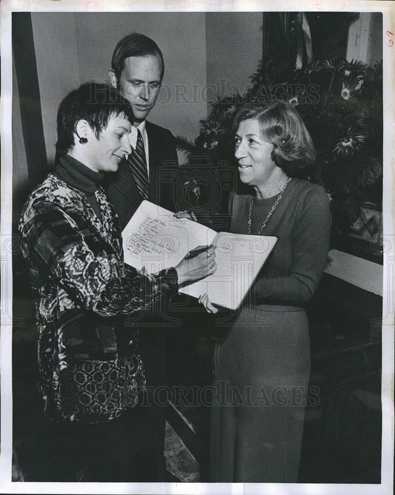 1975 Press Photo Mr. and Mrs. Rodney Hearn, left, sign Poncho guest book. - Historic Images