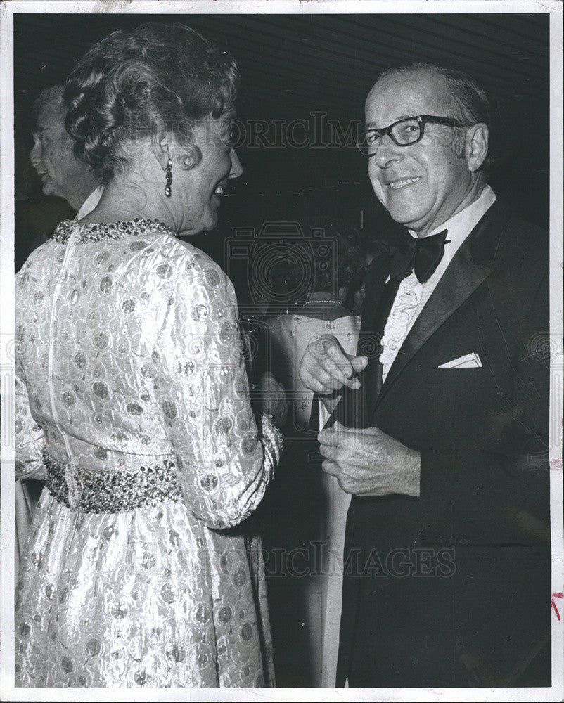 1971 Press Photo Mrs.Francis LeSourd chat with Paul Friedlander at Opera House. - Historic Images