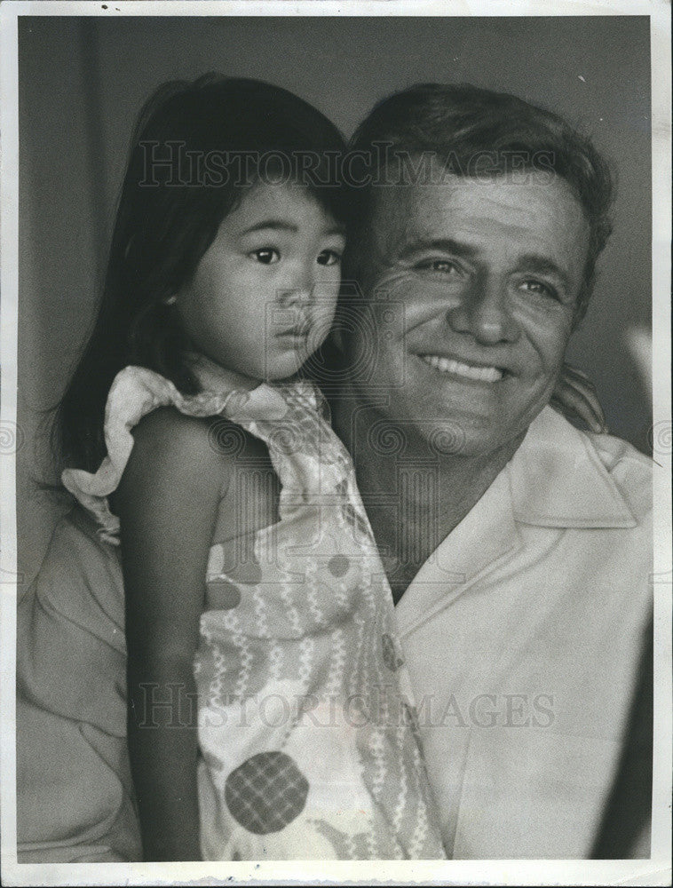 1973 Press Photo American Actor Brian Keith With Child On &quot;The Little People&quot; - Historic Images