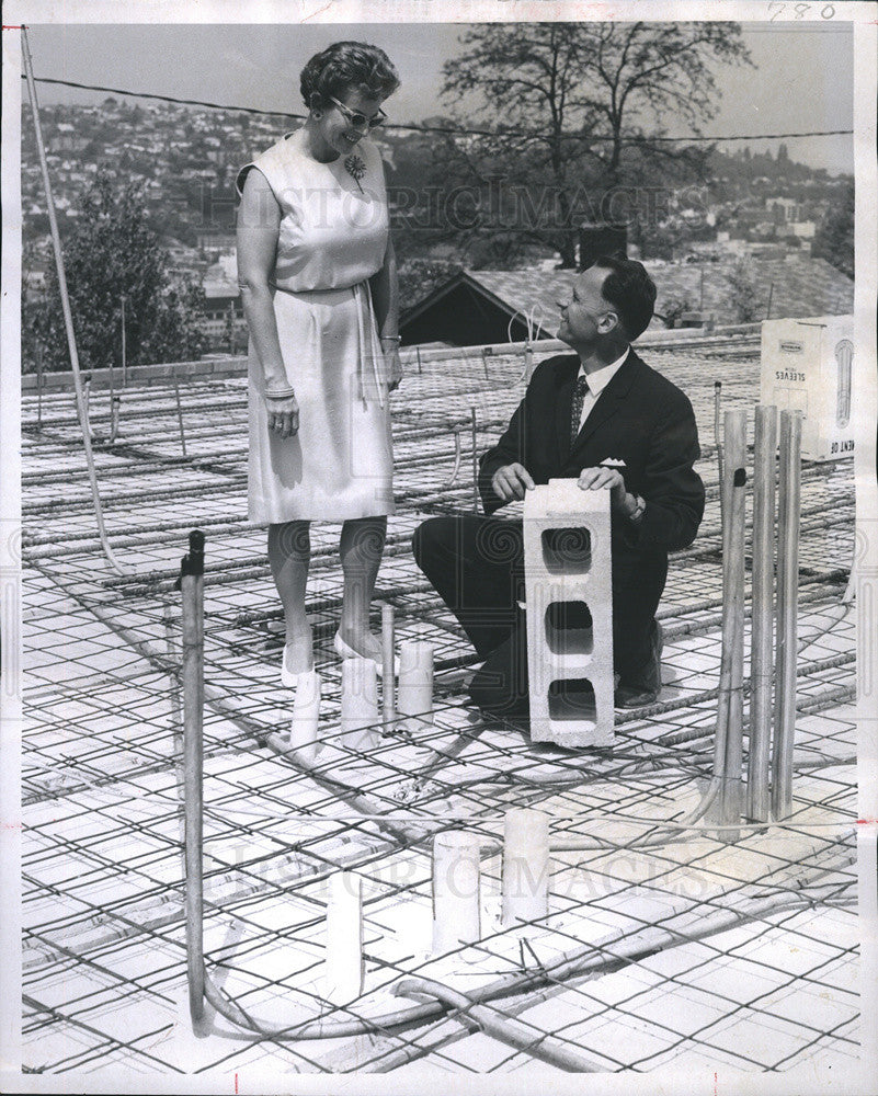 1967 Press Photo Verne Frese Shows Mrs, Kenneth Groul the new construction site - Historic Images