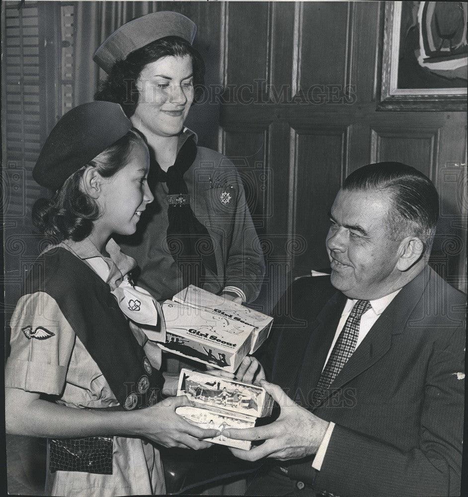 1960 Press Photo James Palmer President of Marshall Field &amp; CO buys girl scout - Historic Images