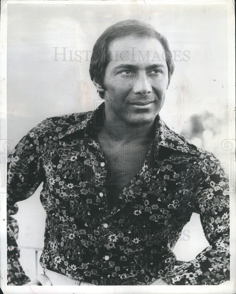 1977 Press Photo Paul Anka Opens at farmington Chateau de Ville - Historic Images