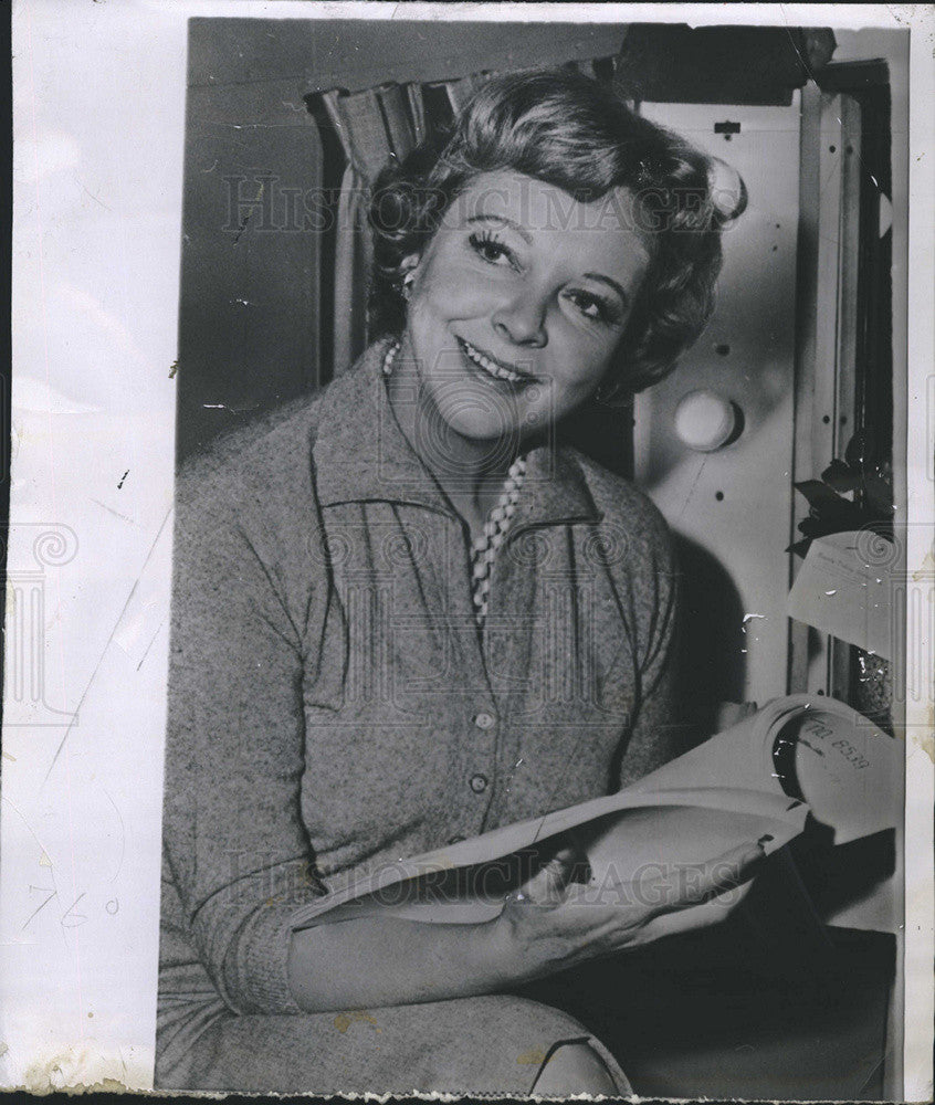 1960 Press Photo Virginia Bruce Strangers when We Meet Actress - Historic Images