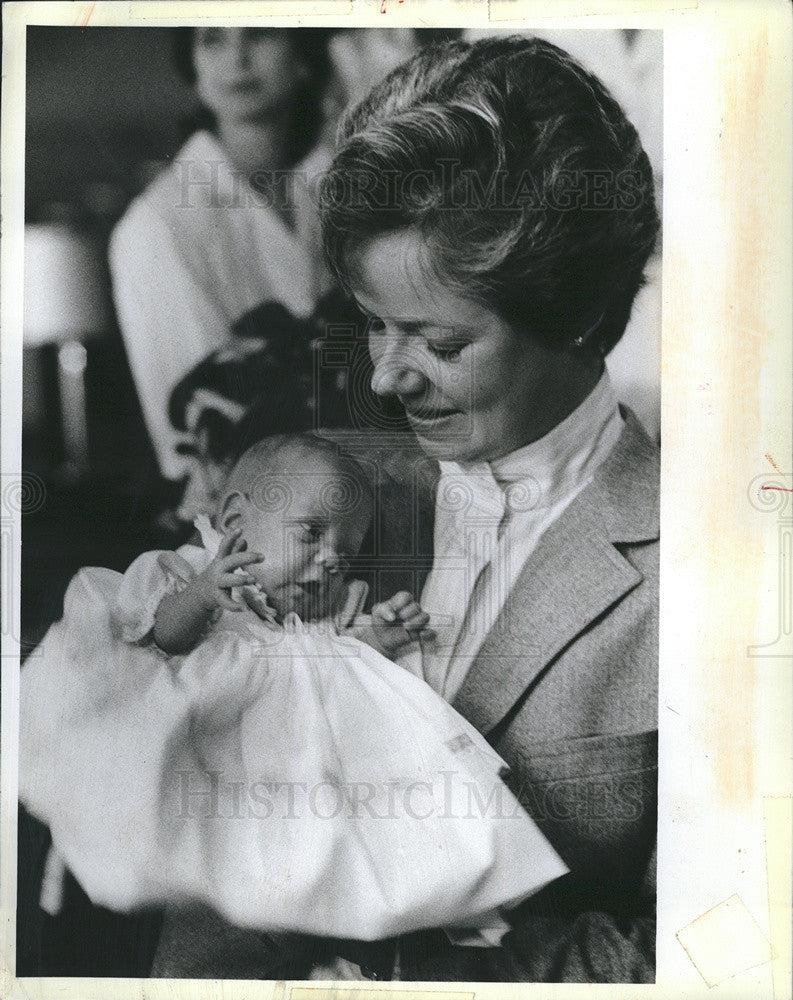 1984 Press Photo Martha Paquette leaves Evanston Hospital with her Daughter - Historic Images