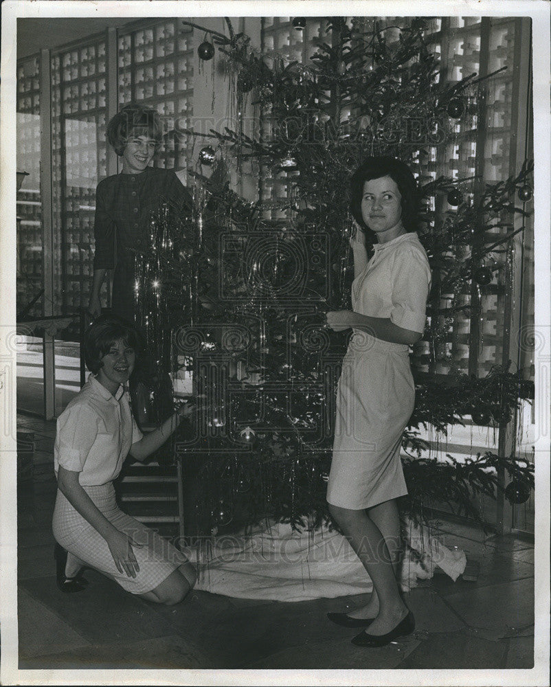 1965 Press Photo Ada Crawford and Jeannie Steele and Alice Parrish Decorate tree - Historic Images