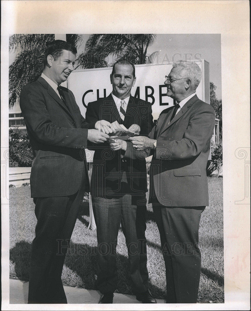 1965 Press Photo Manatee Chamber of Commerce banquet dinner ticket sales - Historic Images