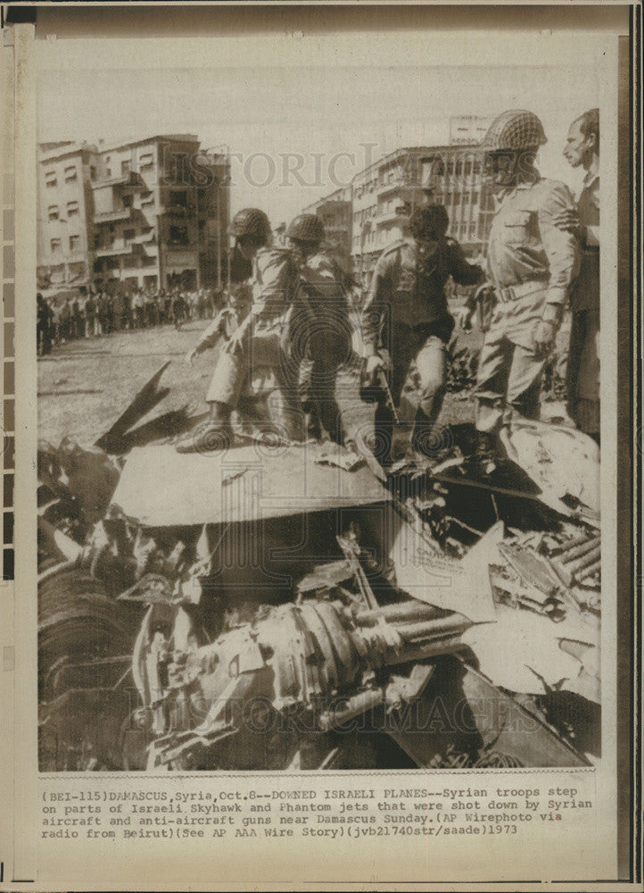 1973 Press Photo Syrian troops standing on parts if Israeli skyhawk and jets - Historic Images