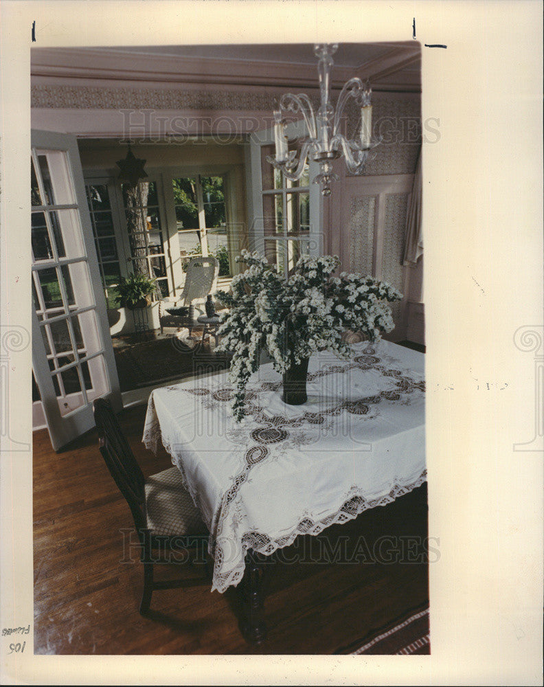 1993 Press Photo Scott Craig, Detroiter, Table and Chair Inside A Room - Historic Images