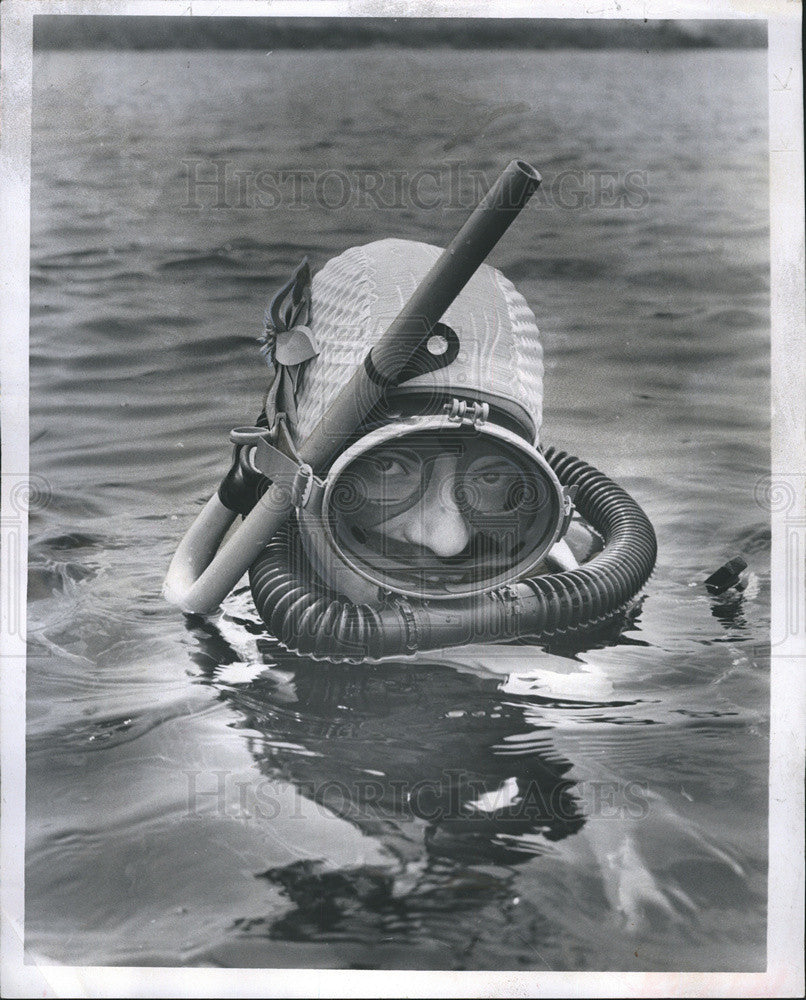 1960 Press Photo A Lake Snooper - Historic Images