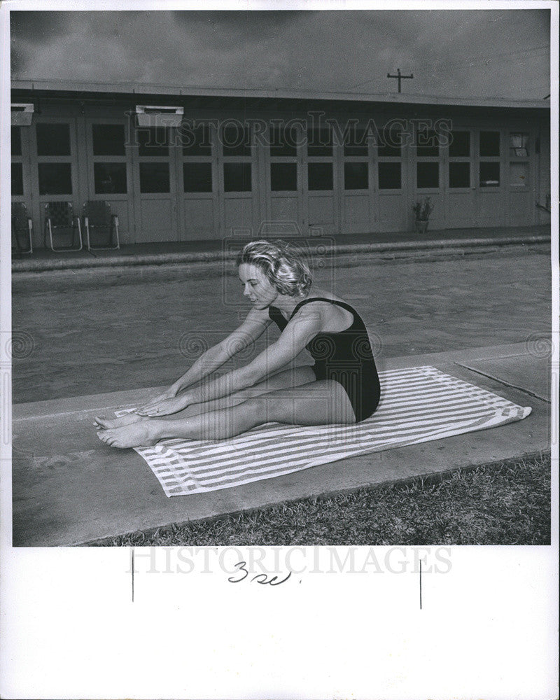 1960 Press Photo Women Excersing before a swim - Historic Images