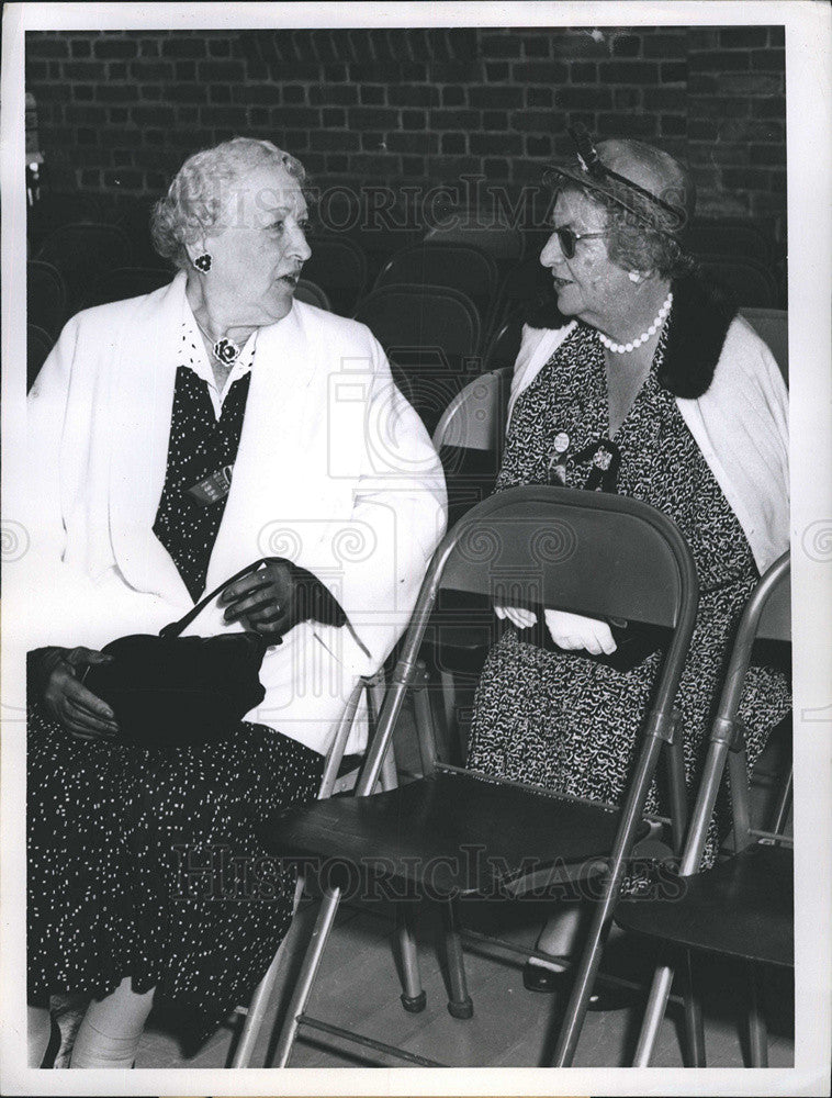 Press Photo Two Women Seated On Chairs Talking To Each Other - Historic Images