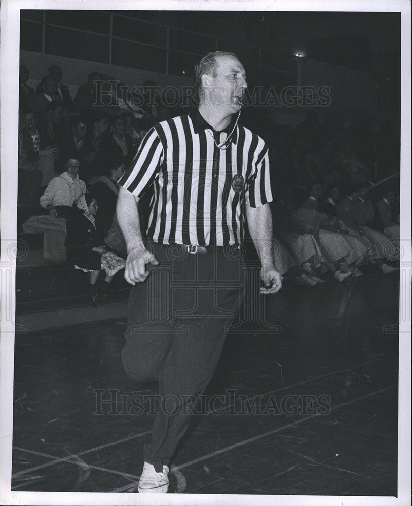 1958 Press Photo Cass Micttaels referees basket ball game - Historic Images