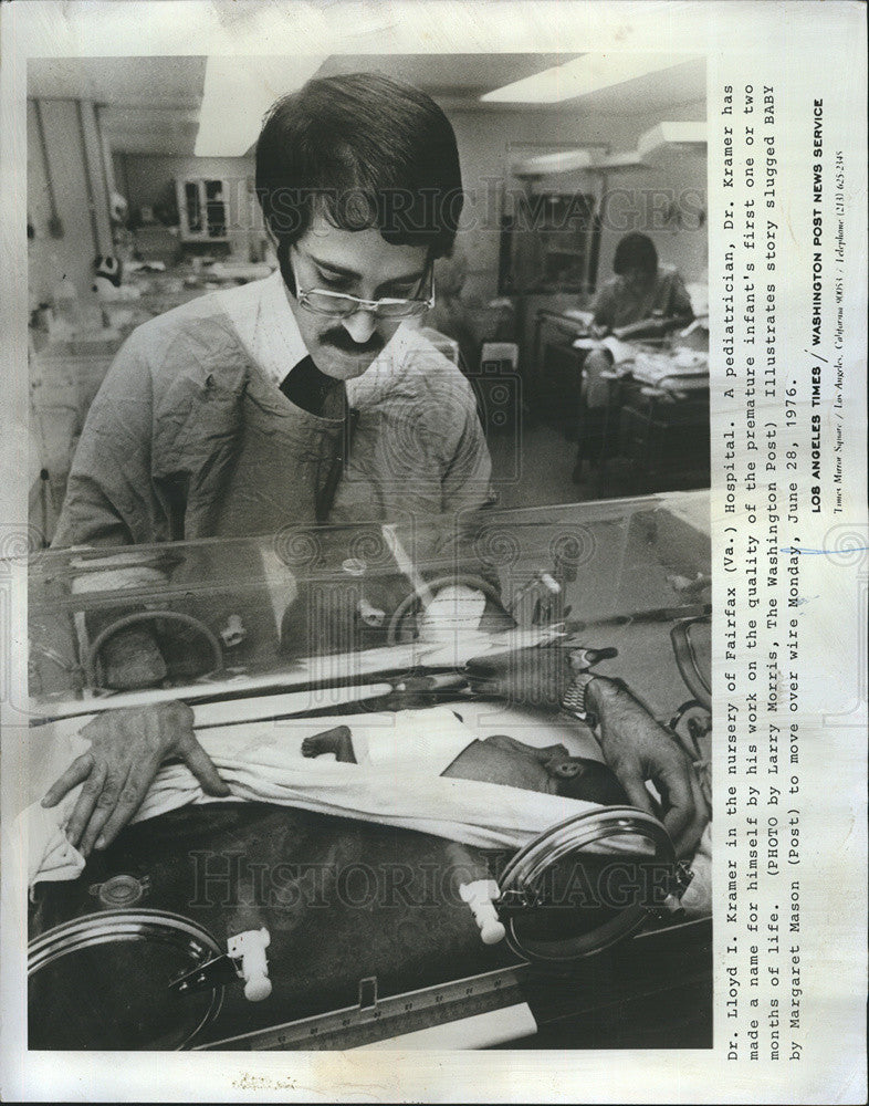1976 Press Photo Dr Lloyd Kramer adjusts the waterbed in the incubator