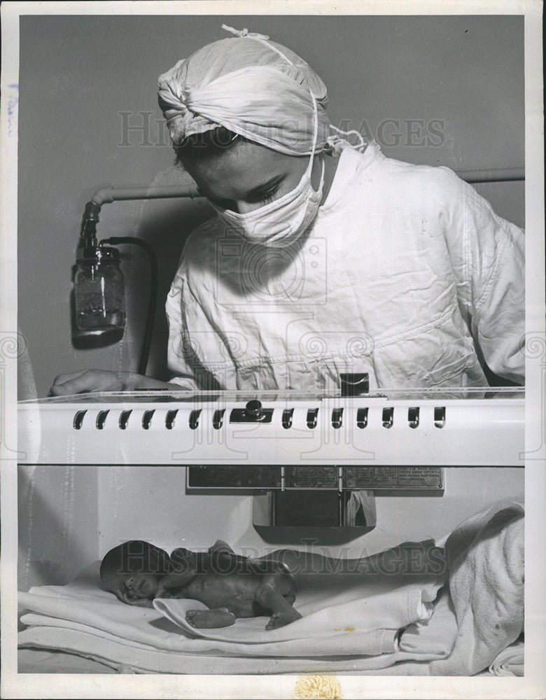 1948 Press Photo Mildred Viola Newton now 26 days old weighs in at 1 pound 9 oz - Historic Images