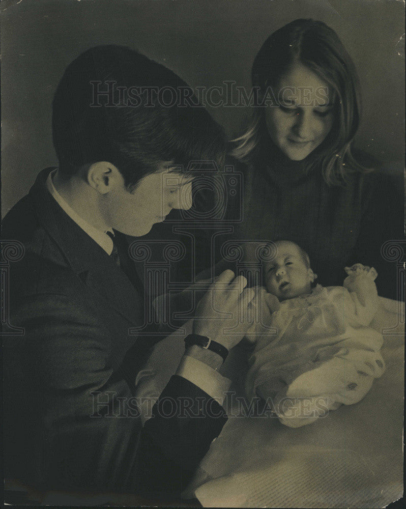 1967 Press Photo Premature baby Julie Klein is shown with her parents. - Historic Images
