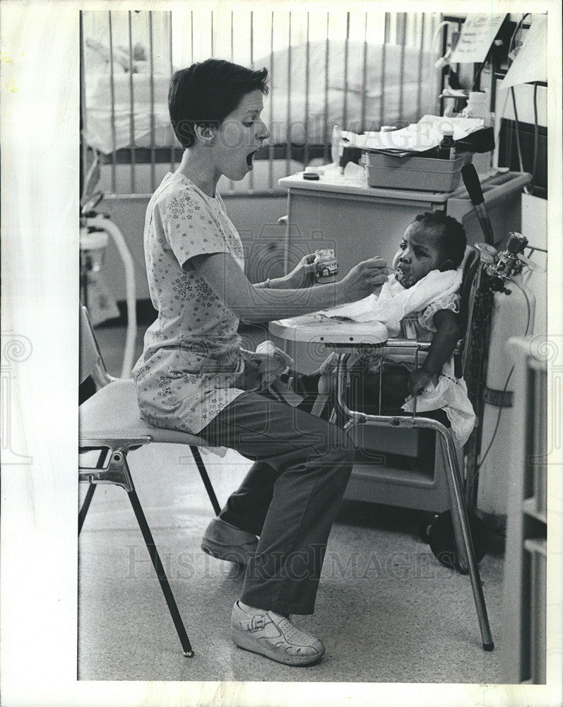 1982 Press Photo Sam Fetcho RN Feeds Sonya Ragans - Historic Images