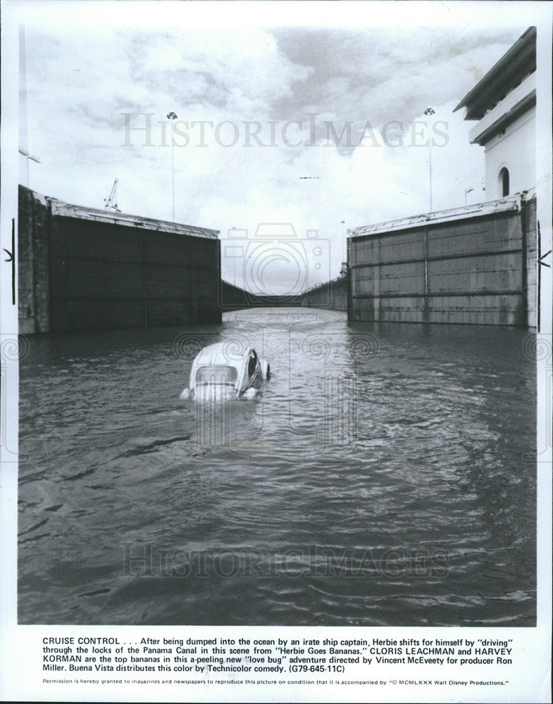 1980 Press Photo a Dumped Car. from the scene from&quot;Herbie Goes Banana&quot; - Historic Images