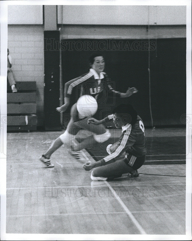 Press Photo Two Valleyball player. - Historic Images