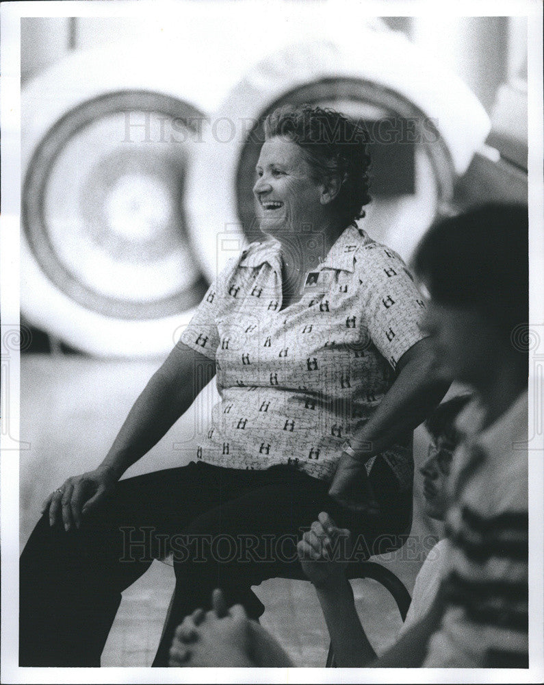 Press Photo lady Ma. Becker enjoy watching - Historic Images