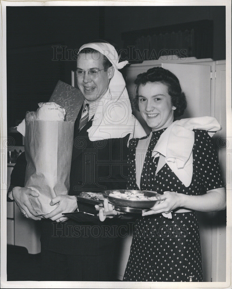 1940 Press Photo Cooking Social Mr and Mrs Robert Vogel - Historic Images