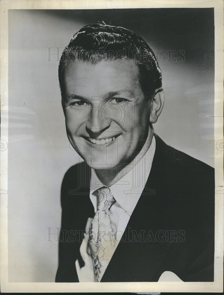 1957 Press Photo Bud Collyer emcees radio quiz show &quot;Break the Bank&quot; - Historic Images