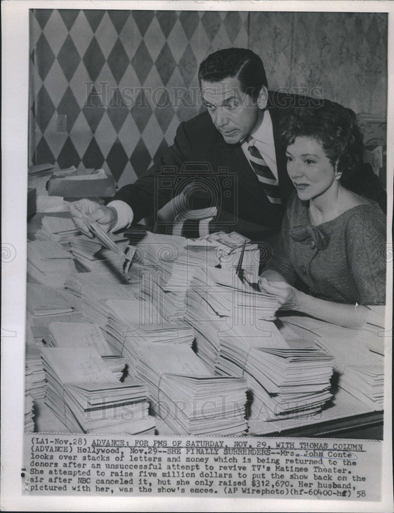 1958 Press Photo Mrs. John Conte returns donations - Historic Images