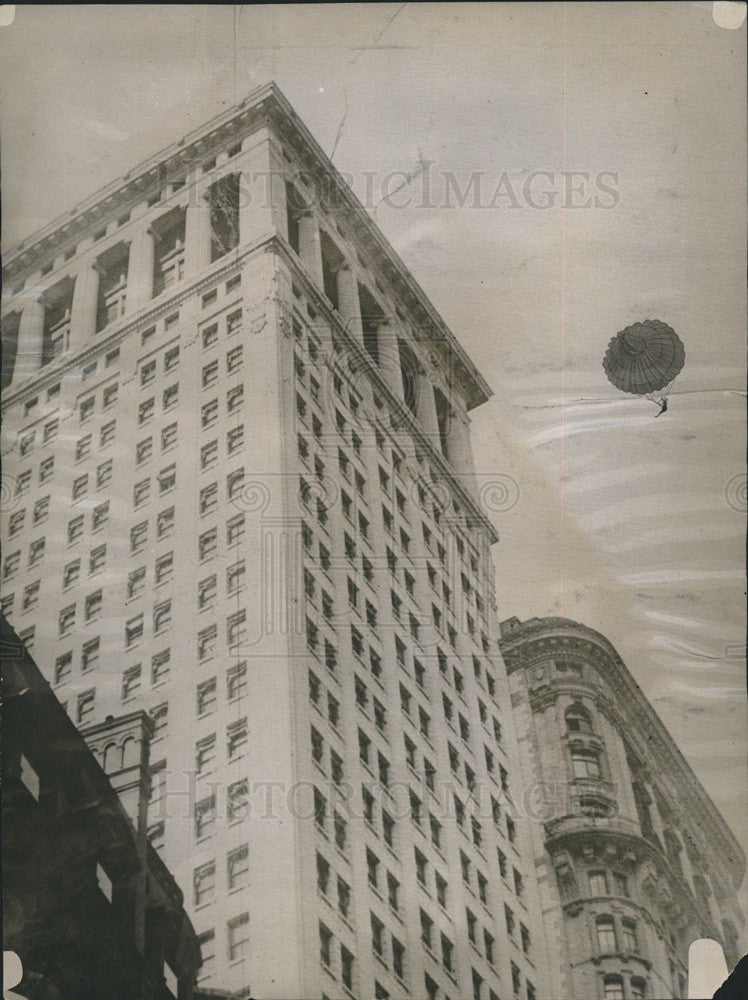 Press Photo Steeplejack and Parachute Jumper Fred R Law Gave Bell St NY a Thrill - Historic Images