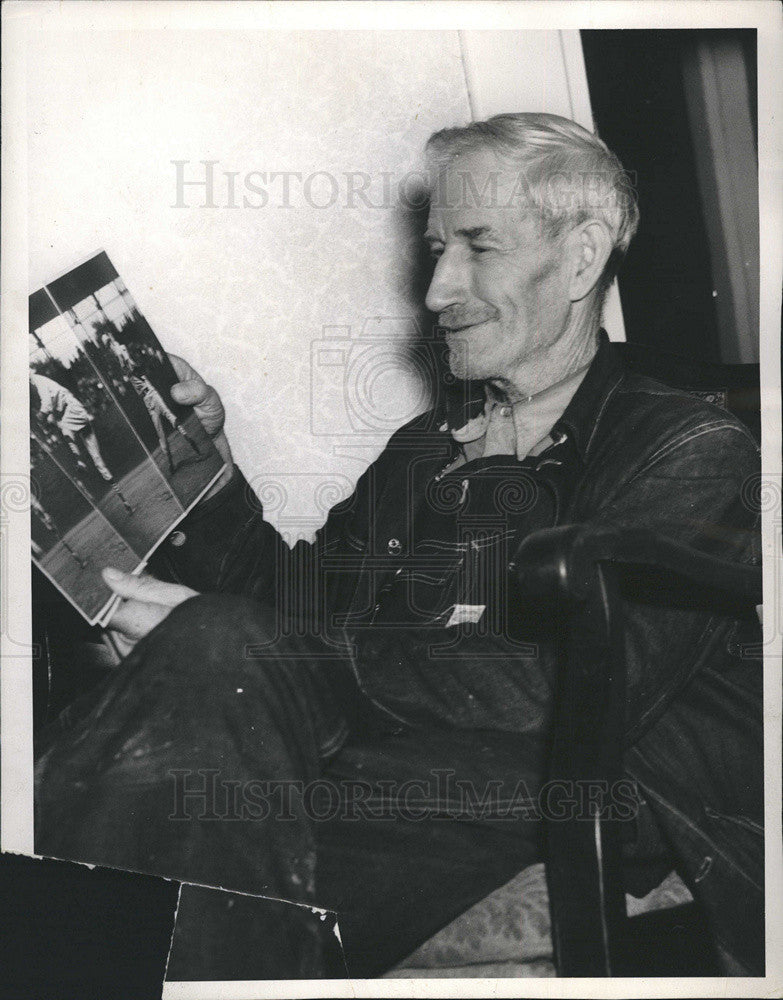 Press Photo A man reading a magazine - Historic Images