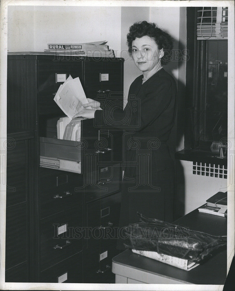 Press Photo Eunice Morris Sec. to Chandler &amp; Wulburg - Historic Images